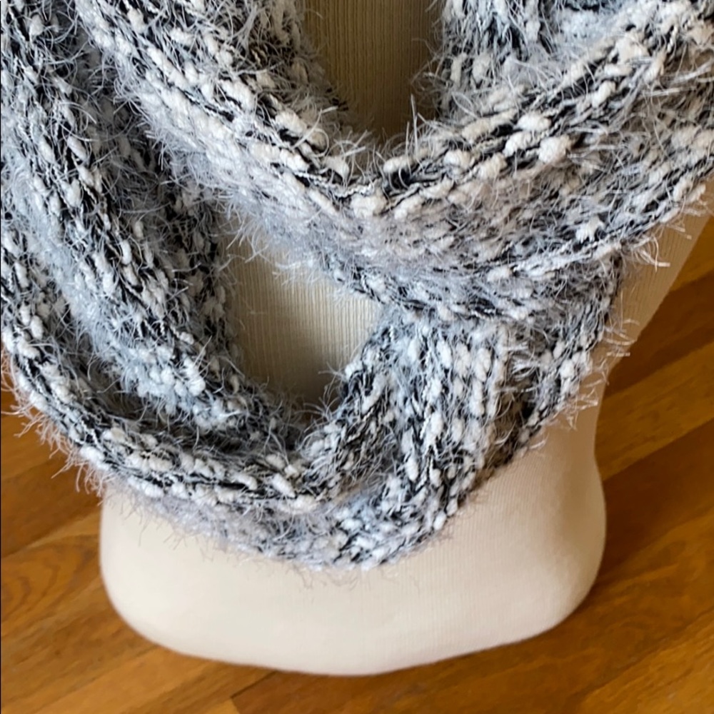 Bass Scarf - Picture 2 of 9